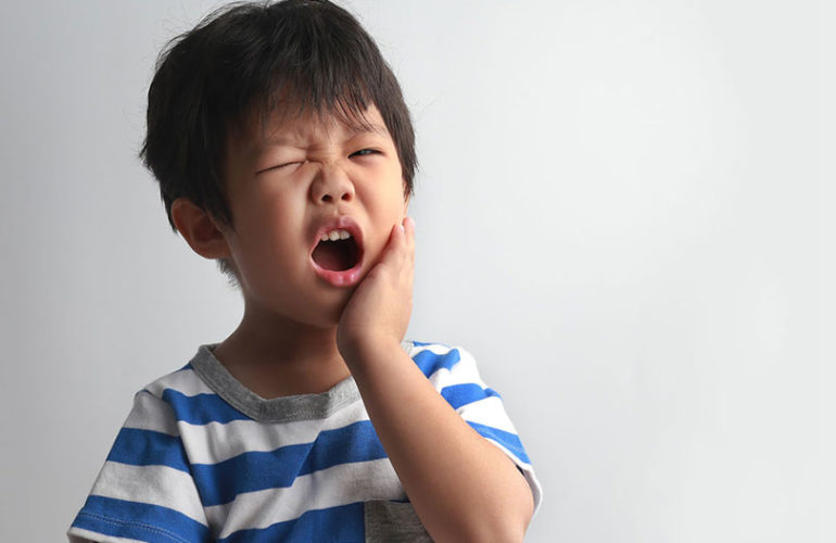 kid having toothache