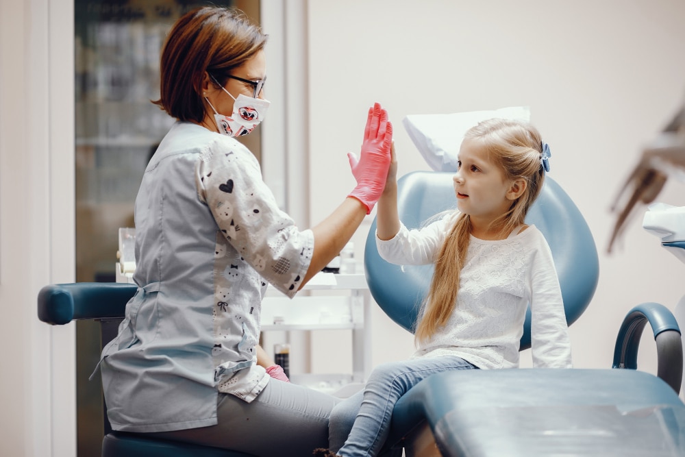 When Do Kids Lose Their First Tooth? Children typically begin losing their baby teeth around the age of 6 or 7, although it can vary from child to child